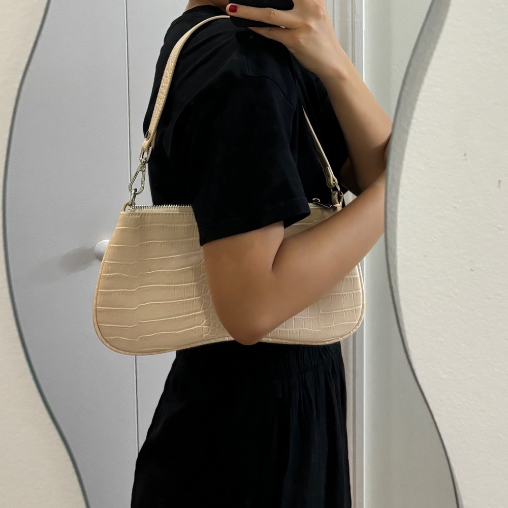 Shoulder bag w/ super large volume